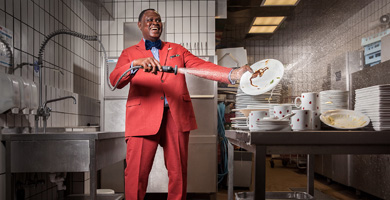 Kleider machen Leute - Omar Sonko, Chefsteward der alten Oper